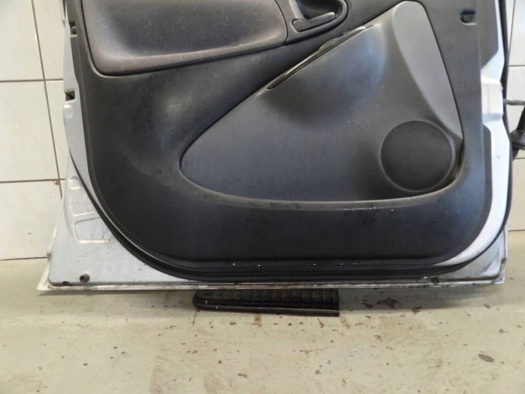 Купити Toyota yaris 1 2000 5d дверей лівий перед з оббивка 1 дзеркало комплектна