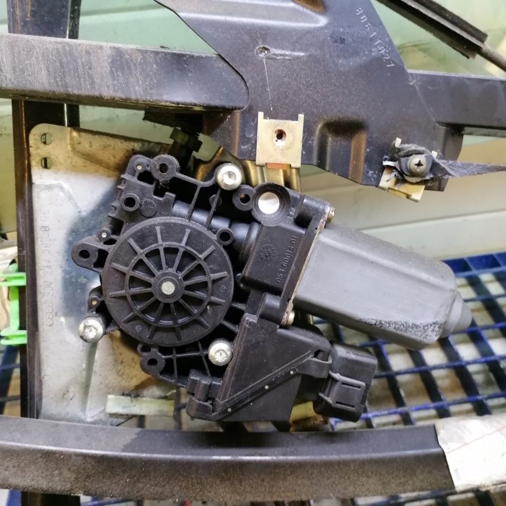 фото №3, Audi a3 8l механізм рамка двері скло правий перед