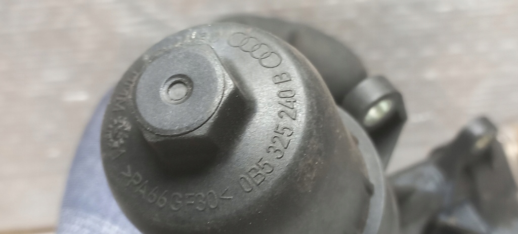 Корпус патрубок фільтр оливи коробка передач audi a6 3,0tdi Оригінал