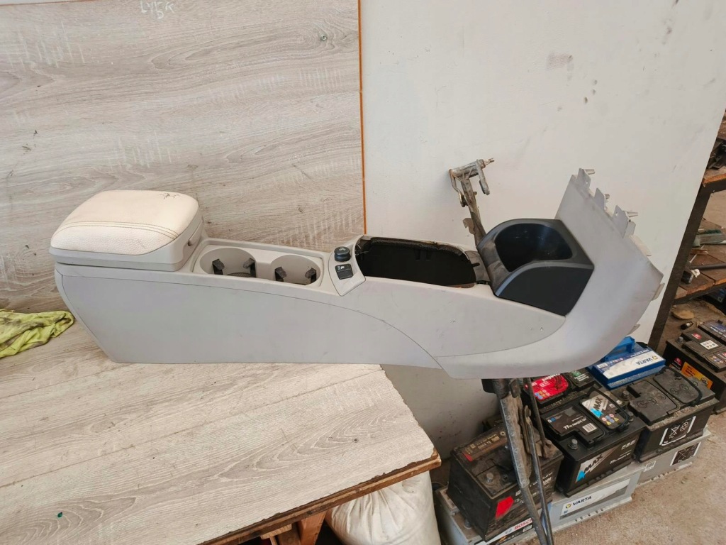 фото №1, Подлокотник туннель volvo v50 s40 04-12