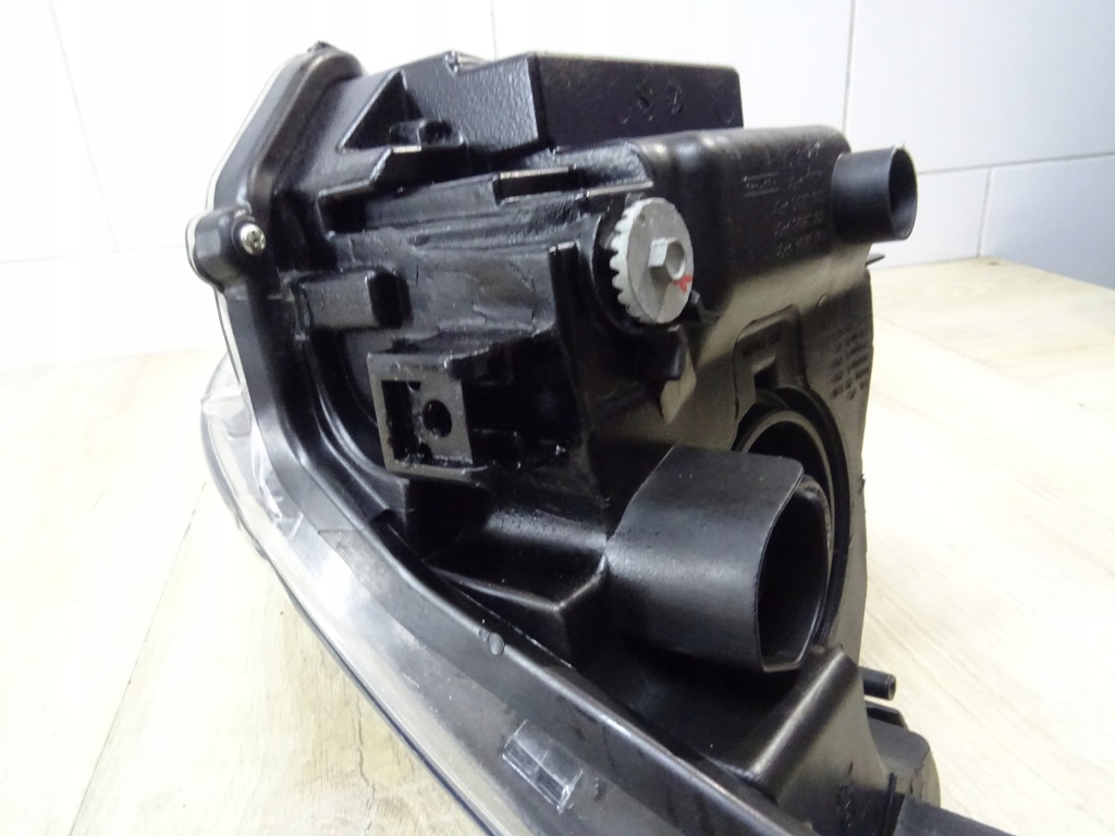 Фара правый  перед toyota avensis t27 led 05-36 y57 Доставка