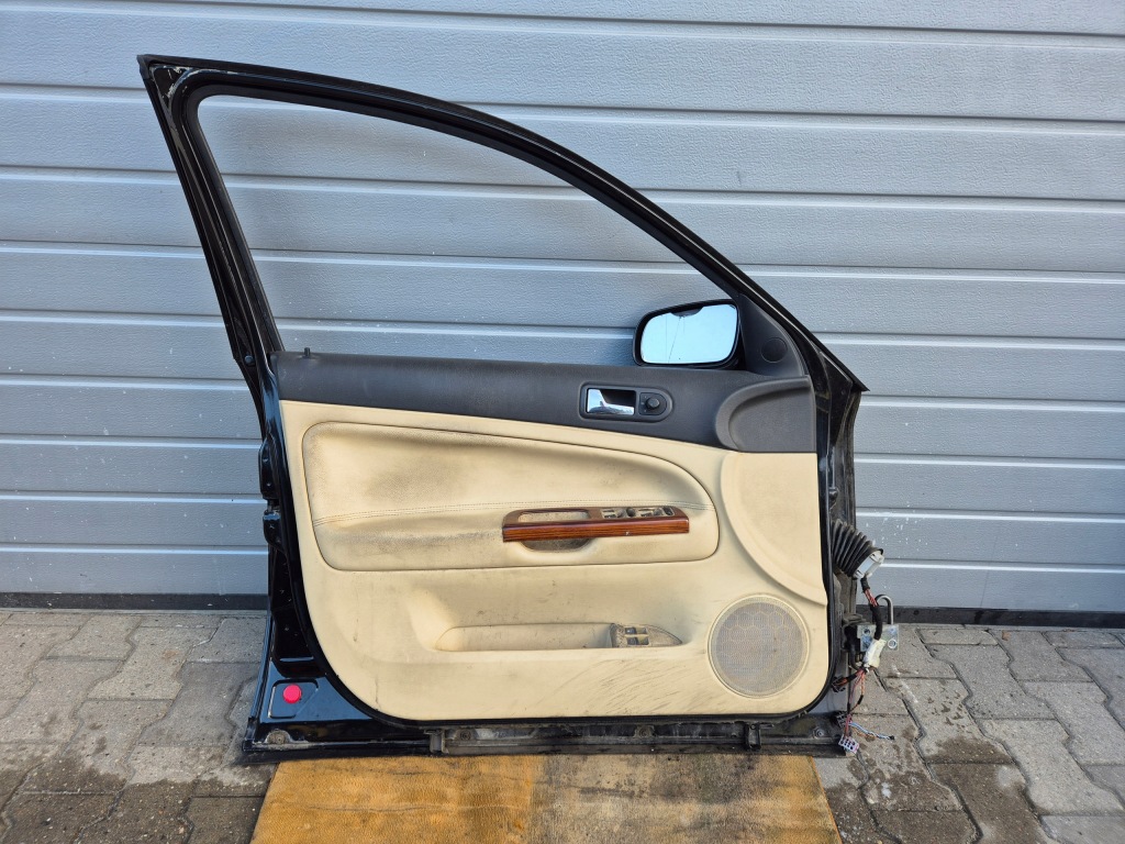 Vw passat b5 рестайлінг  двері передні ліва комплект  l041 в Україні