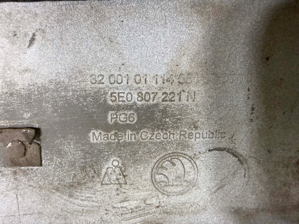 Skoda octavia 3 рестайлинг  бампер перед передний sprysk, pdc lf9e 5e0807221n Оригинал
