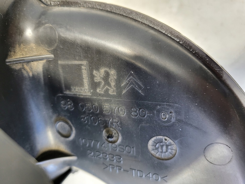 фото №9, Корпус фильтра воздуха peugeot 2008 i 13-19 9805057080 1.2 vti