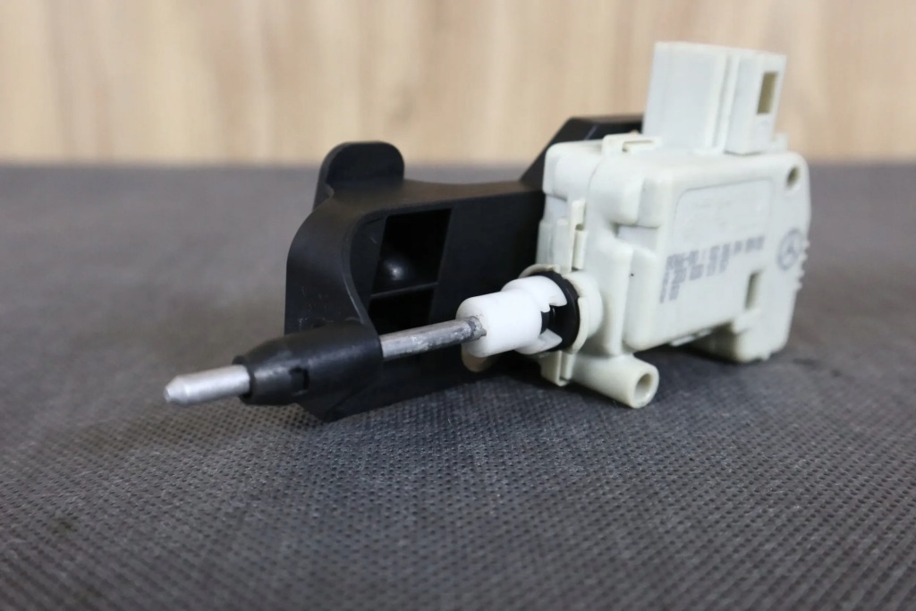 фото №1, Mercedes slk r171 привод замок крышка заливной топлива 2038201997