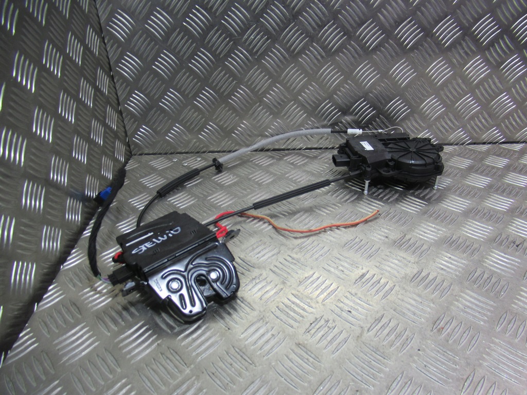 фото №1, Alfa romeo stelvio замок доводчик кришки 505604000 6701065090