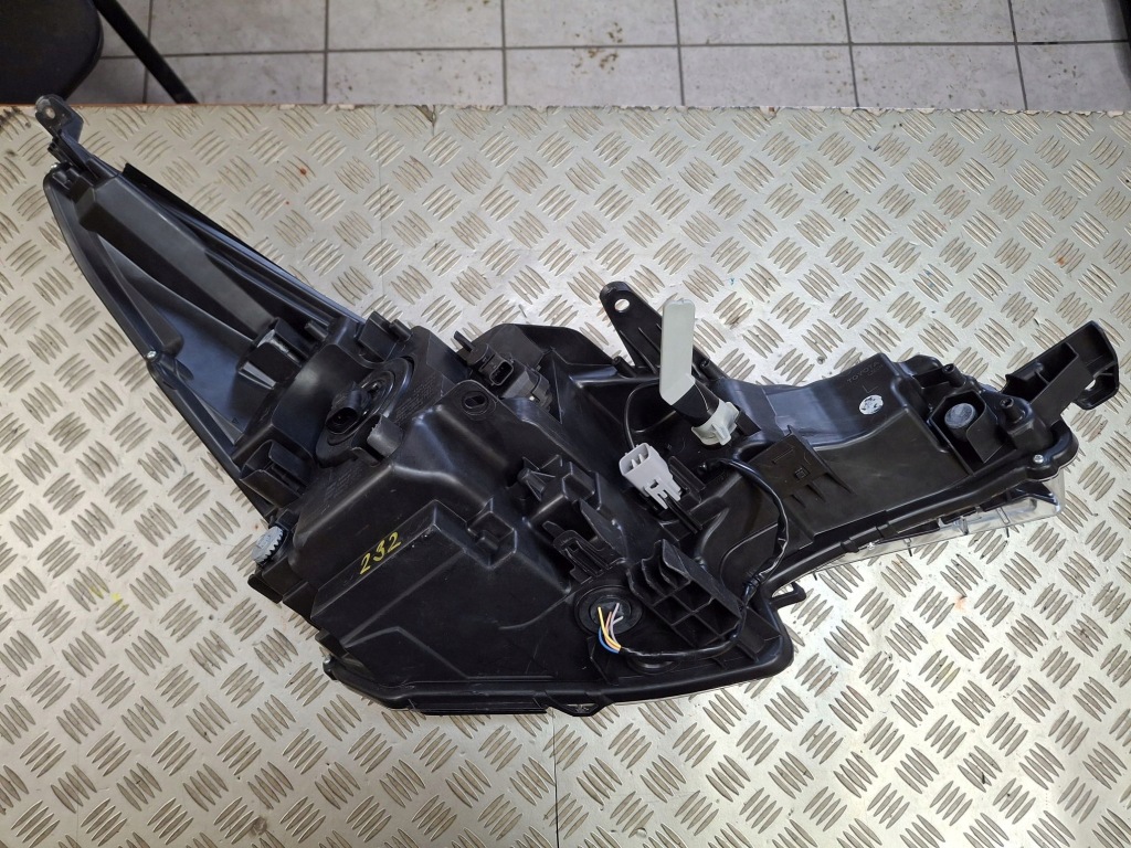 Фара левая передняя led toyota avensis 3 drugi рестайлинг  2015r- с Разборки