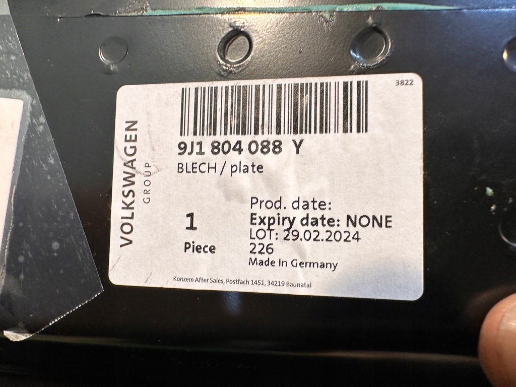 фото №7, Porsche taycan 9j1 кронштейн лист соединительная 9j1804088y