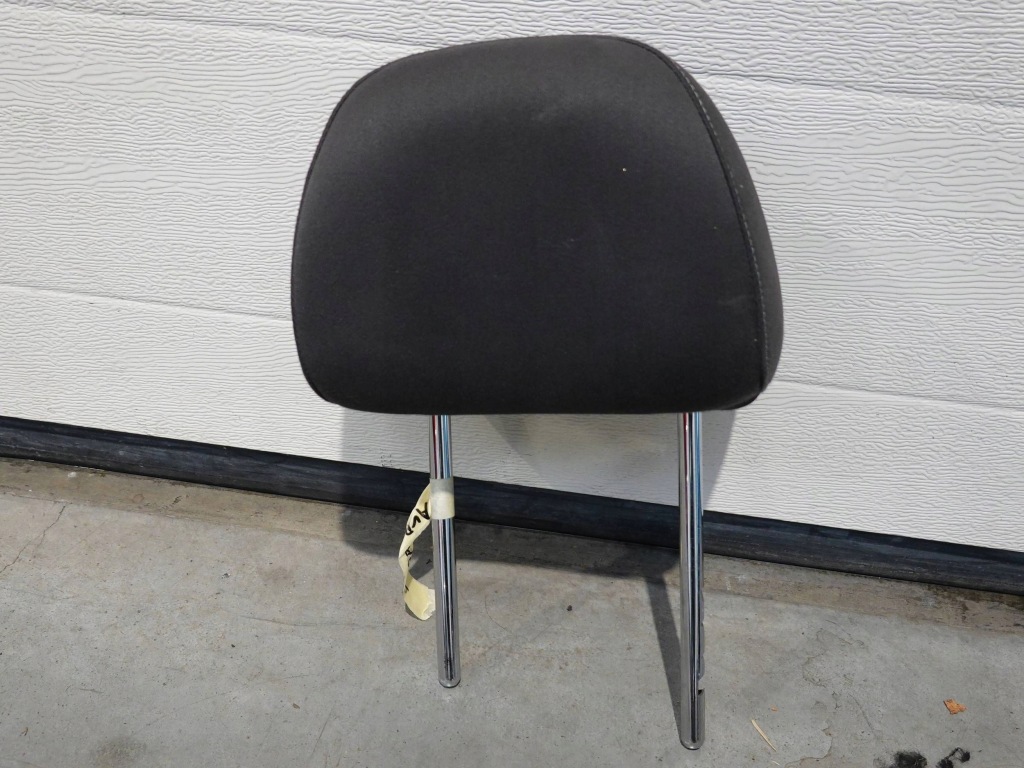 Купить Audi a1 8x подголовник правый  перед передний оригинал