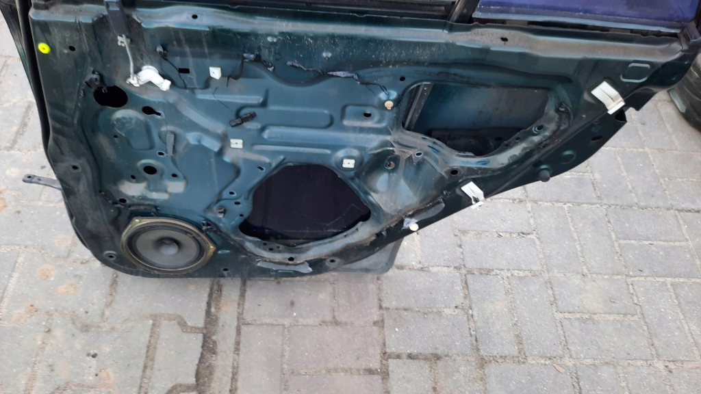 Дверь задняя правое  mazda 323f 00r 18j Киев