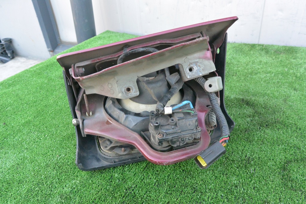 фото №8, Mazda 323f права лампа