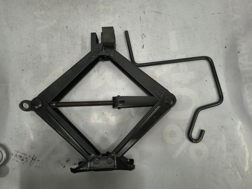 Alfa romeo giulietta піна вкладка вкладиш багажника 51811832 b882 в Україні