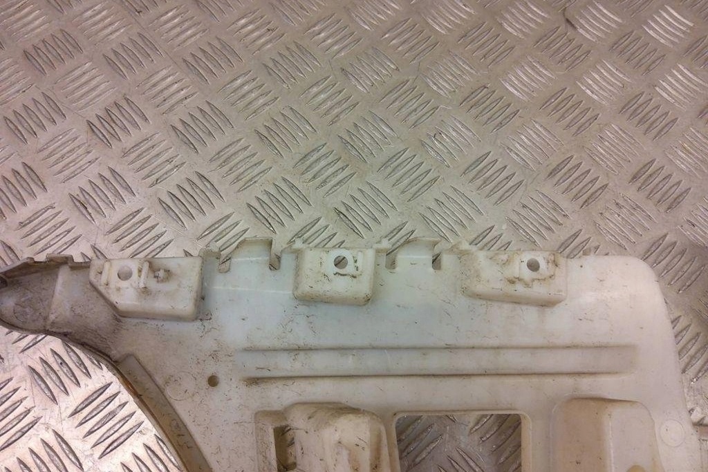 фото №10, Правий напрямна заднього бампера bmw 1 coupe e82 8045308 2.0l дизель 2010