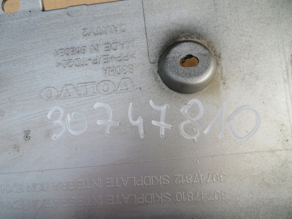 Volvo xc40 спойлер диффузор накладка бампера задняя 30747812, 30747810 Недорого