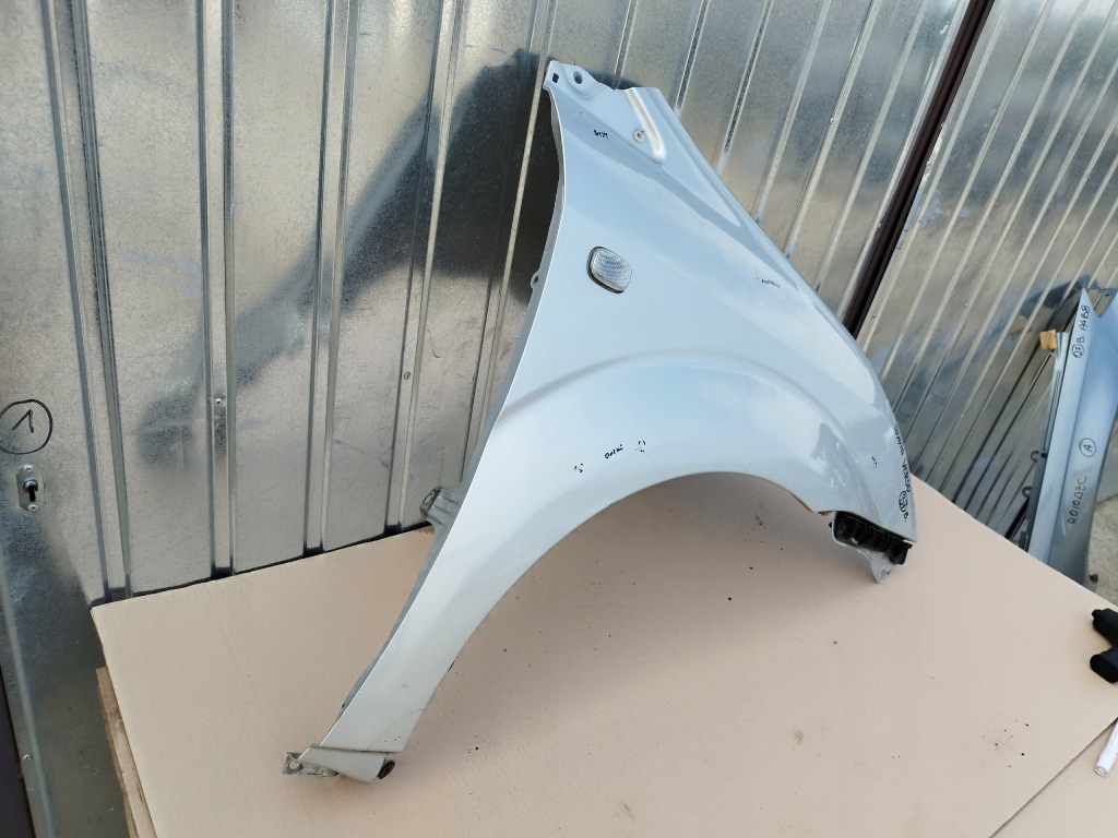 Крила правий перед оригінал toyota corolla verso 2 рестайлінг  07-2009 колір 1c0 Ціна