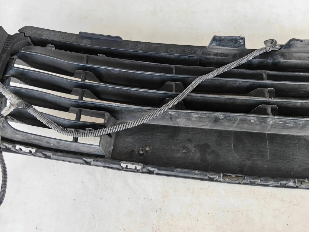 Renault clio iv дорестайлінг - решітка середня бампера з halog. 1 instal Доставка