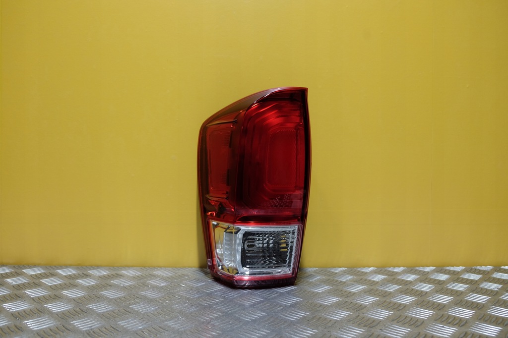 фото №1, Toyota tacoma 2016 2017- лампа задняя левая usa