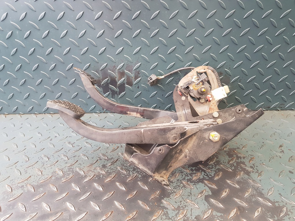 фото №7, Педалі зчеплення гальмо кронштейн kpl 1 981 298 bmw e30