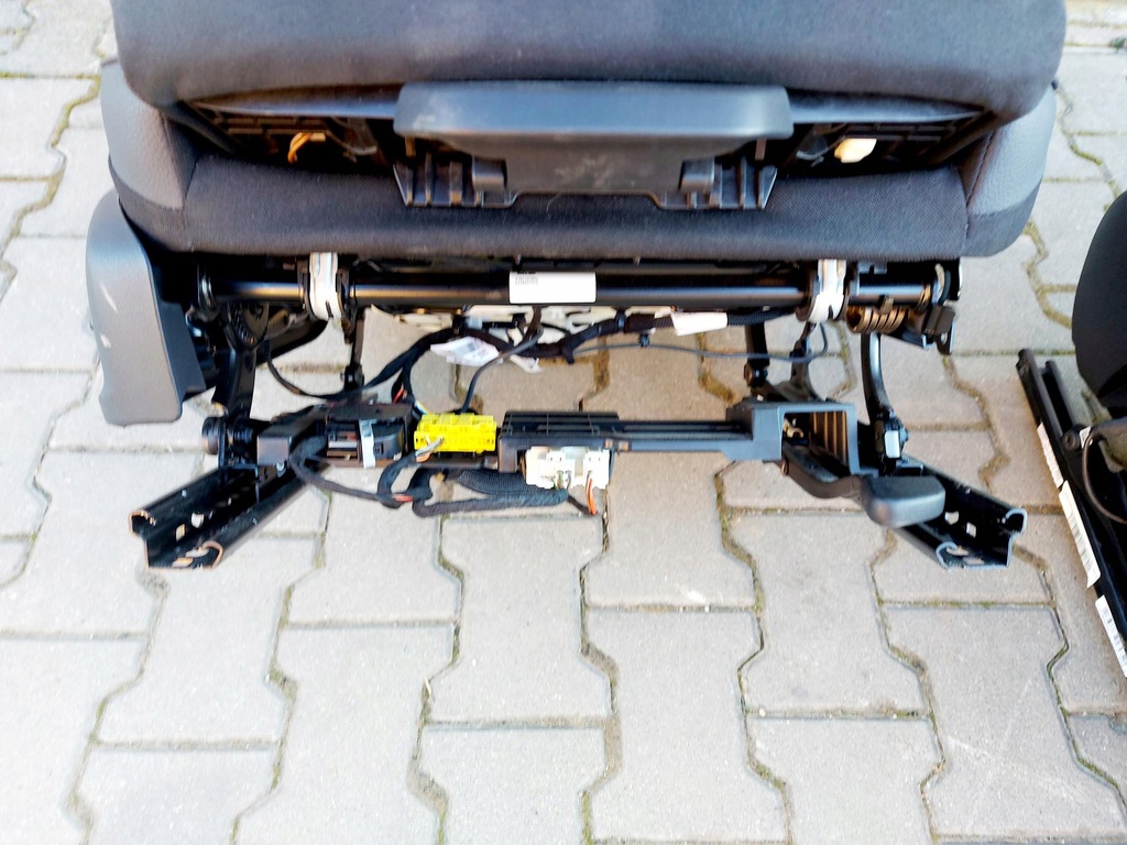 фото №7, Mercedes eqb w243 x243 сиденья подогрев заднее сиденье полукожа amg 3-rzędy подогрев 23r