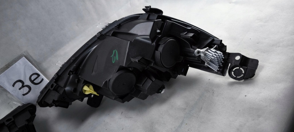 Peugeot 308 t9 рестайлинг  правый левый фара h7 + led 9816990580 9816990680 в Украине