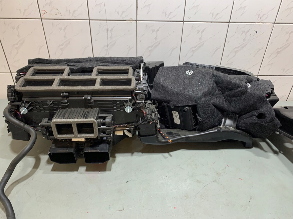 фото №1, 976820005e porsche panamera 976 taycan обігрівач