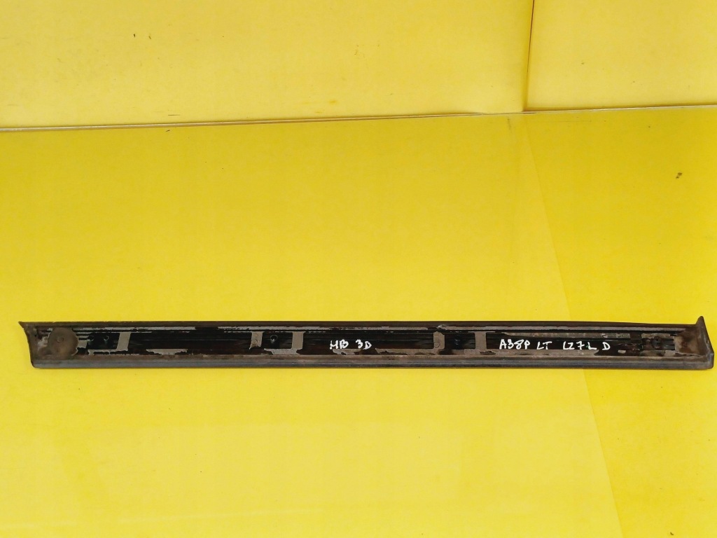 Купити Молдинг крила лівий задня audi a3 8p 8p3853699b lz7l nr30