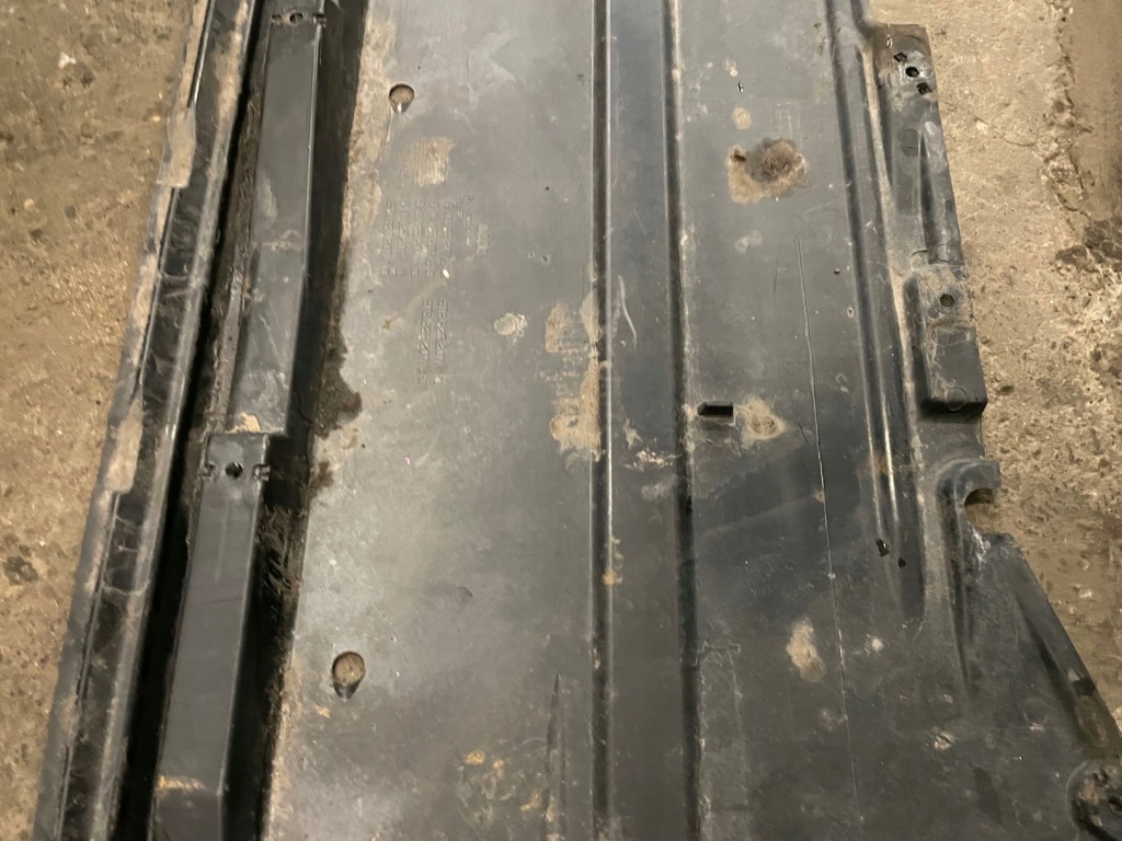 Audi a4 b8 a5 захист плита підлога підвіска ліва в Україні