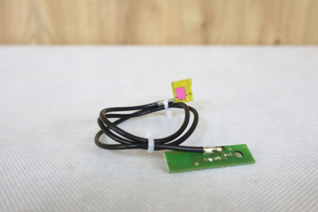 фото №1, Mercedes b-klasa w246 антена радіо внутрішня a1729056500