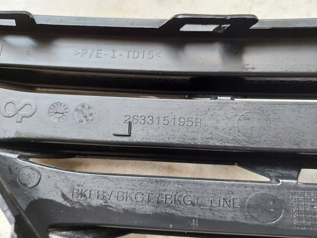 фото №11, Решётка бампера - перед - renault megane iv - 2016