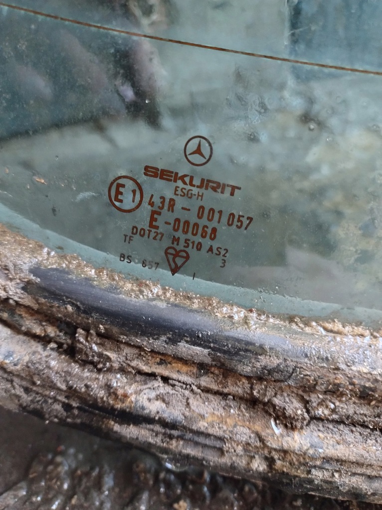 Скло задня задній mercedes w123 sedan Оригінал