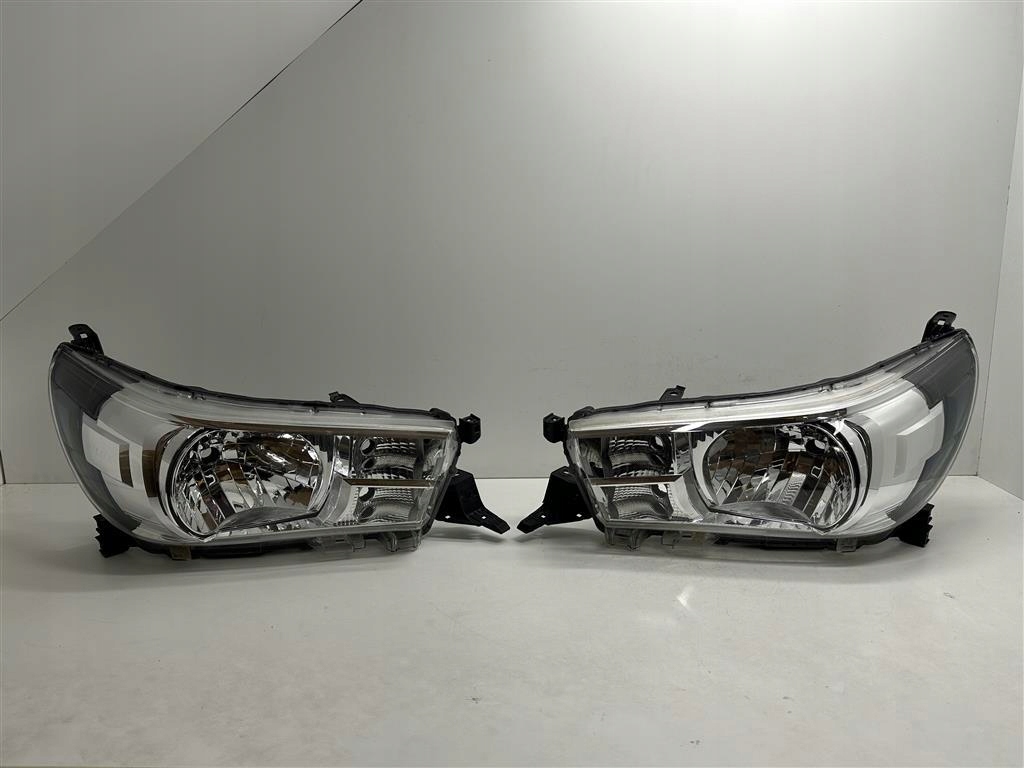 фото №1, Toyota hilux 8 xiii новый model 15r+. правая лампа + решётка радиатора org