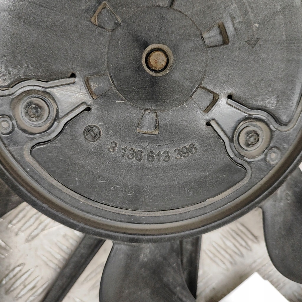 Audi e-tron 2019 накладка вентилятора радиатора с Разборки