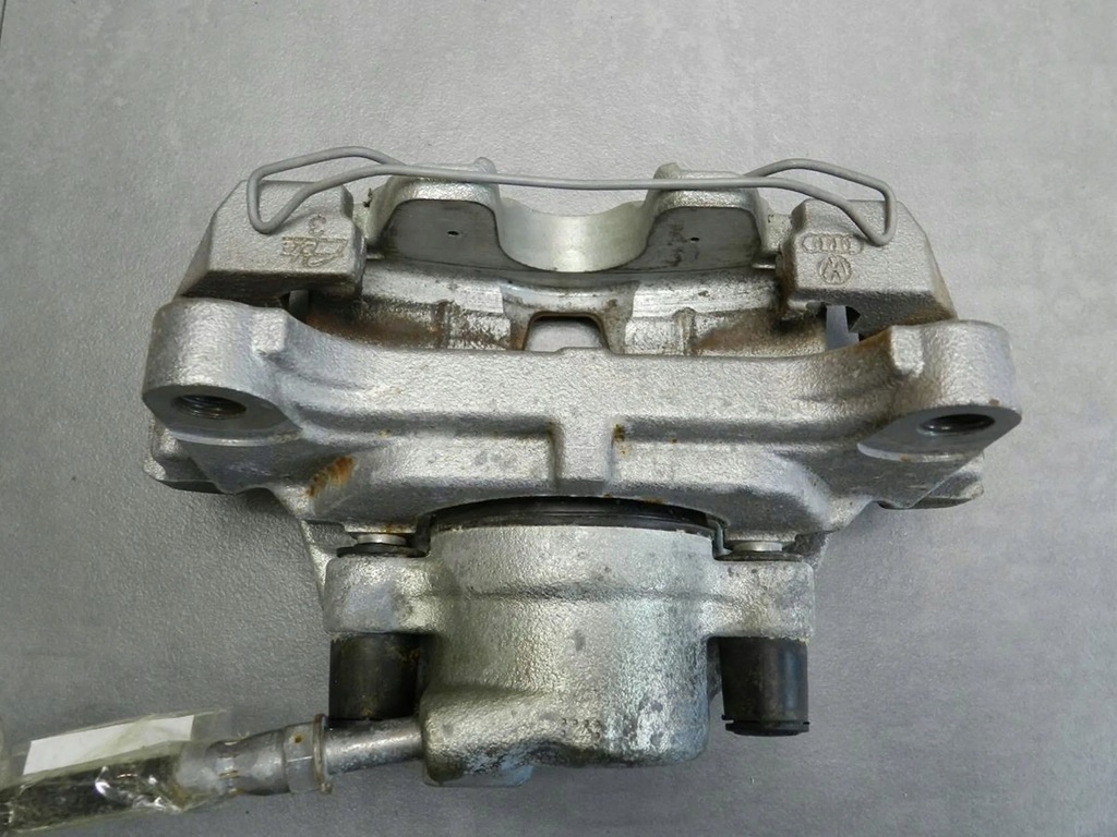фото №8, Audi a5 8t 2.0 tdi суппорт левый перед