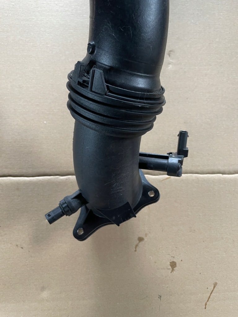 фото №3, Bmw 1 f20 2.0i труба шланг повітря 8601683