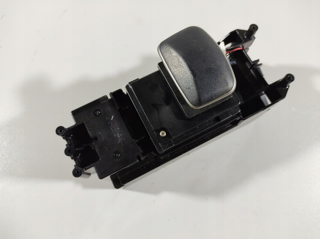 фото №8, Lexus is300h 13r панель керування навігація