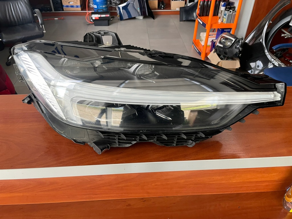 фото №1, Volvo xc60 ii lift лампа правая перед full led 32404706
