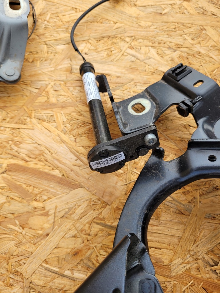 фото №7, Петли капот комплект правый левый bmw 2 f46 пиротехнические