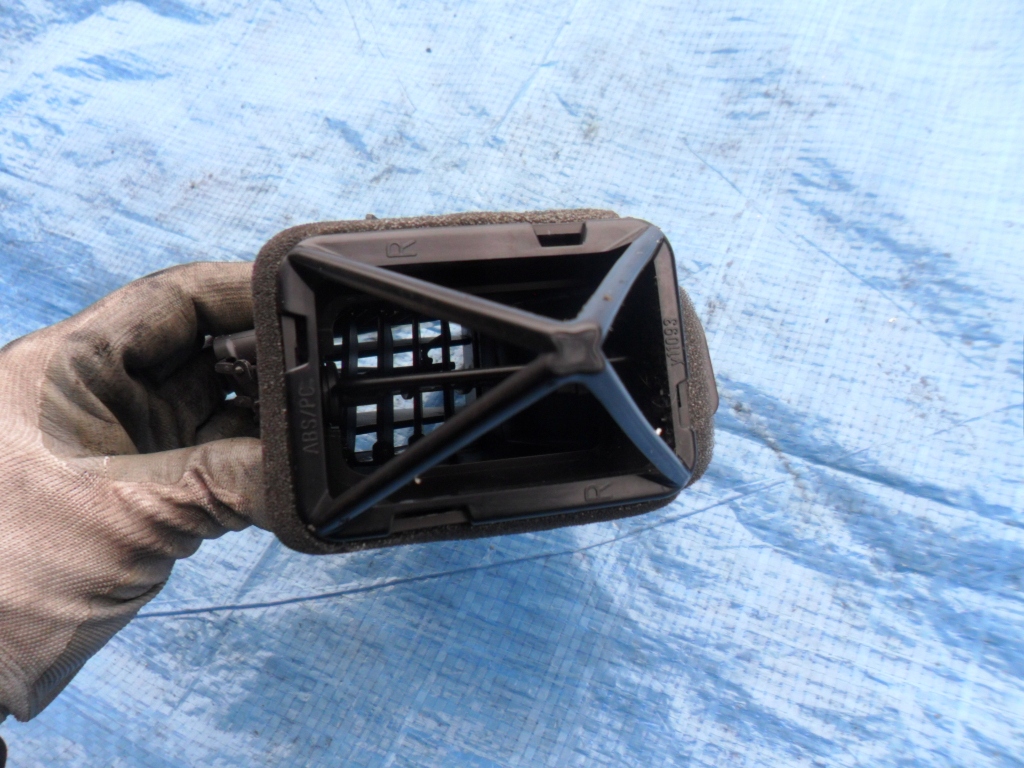 Opel-części zafira c решётка обдув консоли правая Недорого