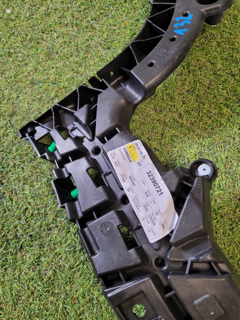 фото №10, Volvo v60 напрямна бампера кронштейн задня 32390722