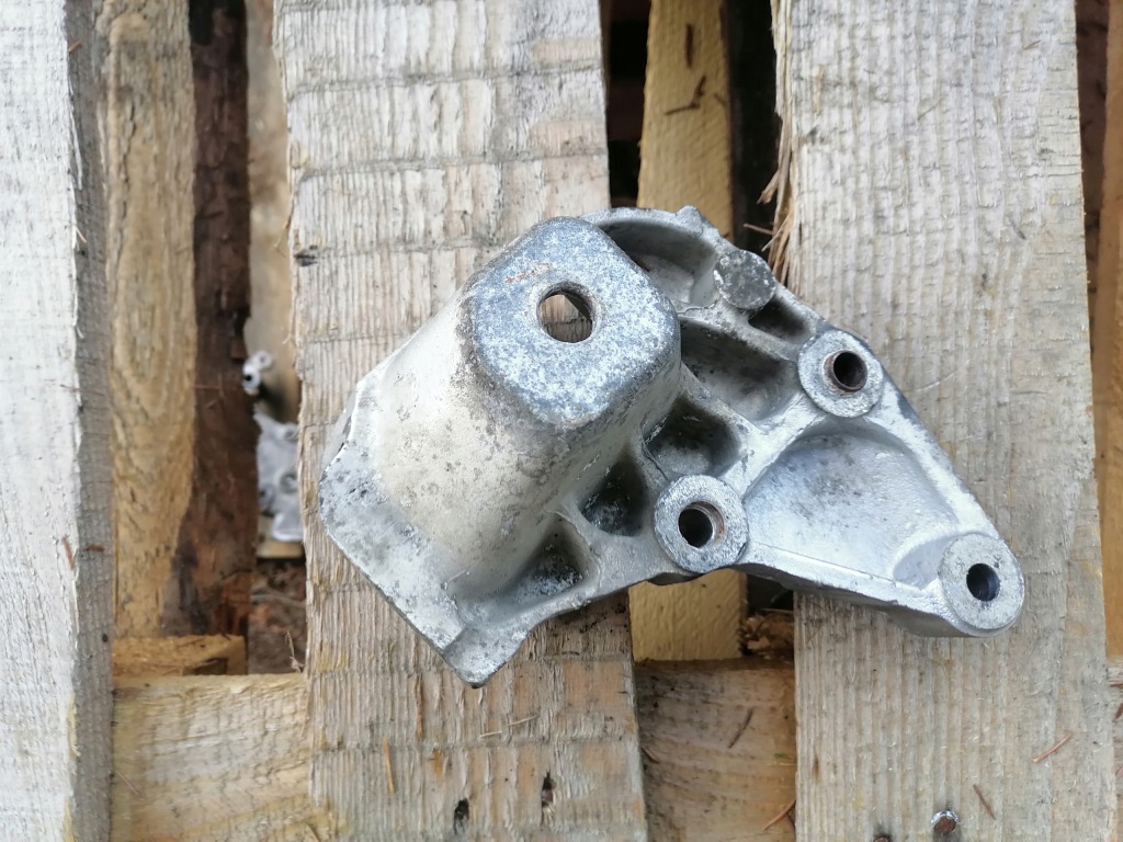 фото №1, Peugeot 407 2.0 16v кронштейн двигателя 9647029580