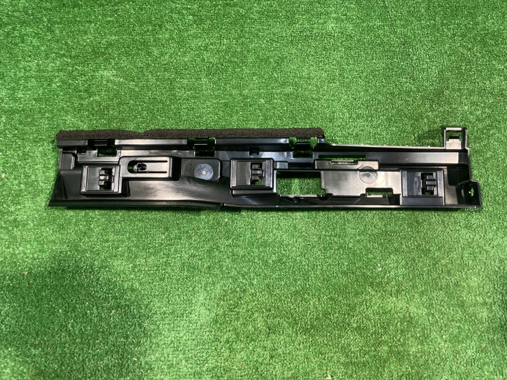 фото №10, Bmw x1 f48 направляющая кронштейн накладки порога правый правое 7332334