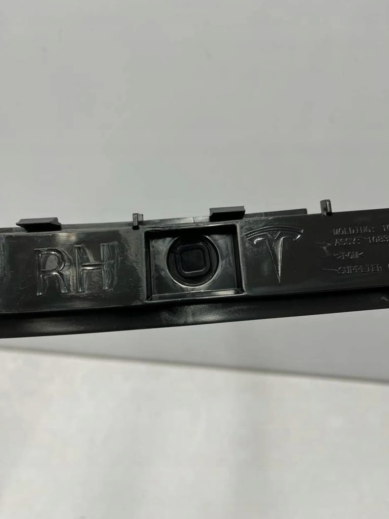 Купити Tesla 3 напрямна бампера задній правий 1083989-00-j