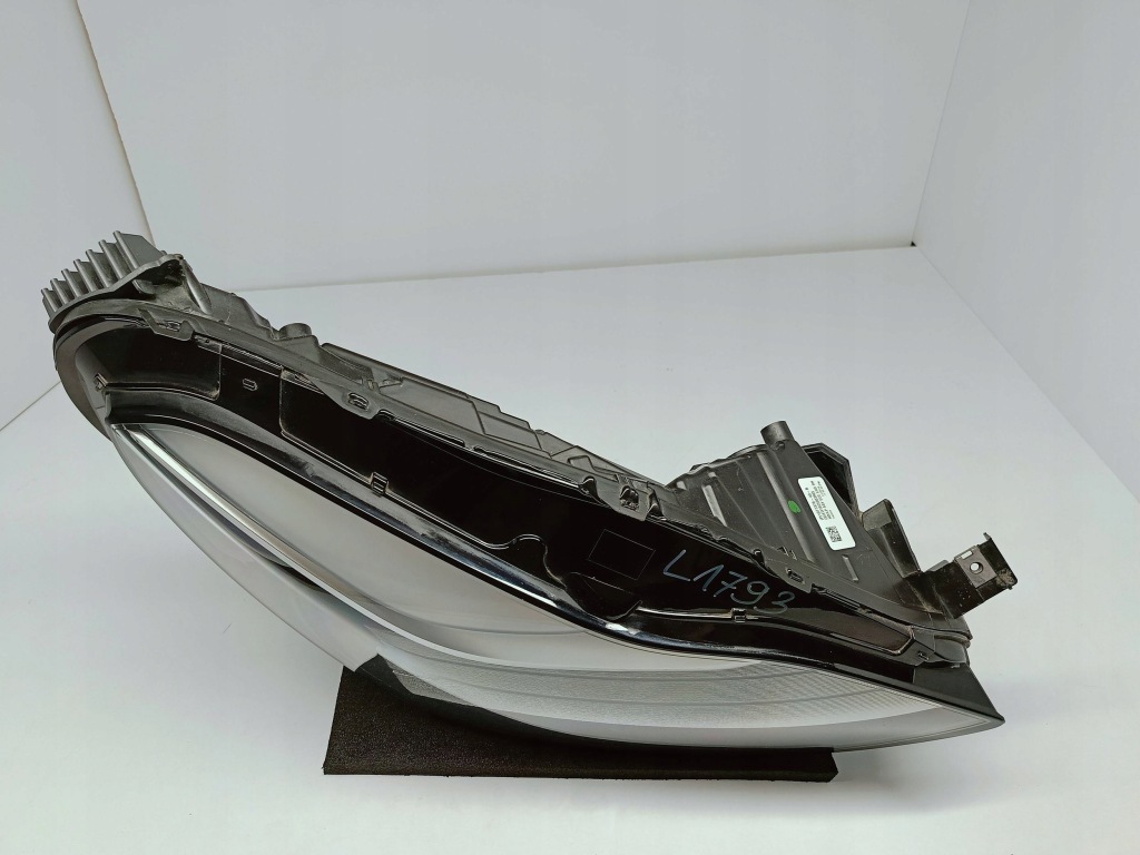 Tesla model 3 m3 17- лампа права перед передня eu 1077376-40-b Зі Шроту