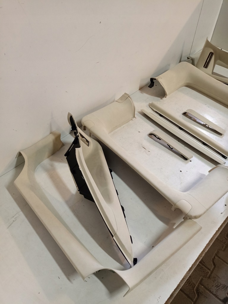 фото №8, Tesla x салон світлий пластики стійки стеля