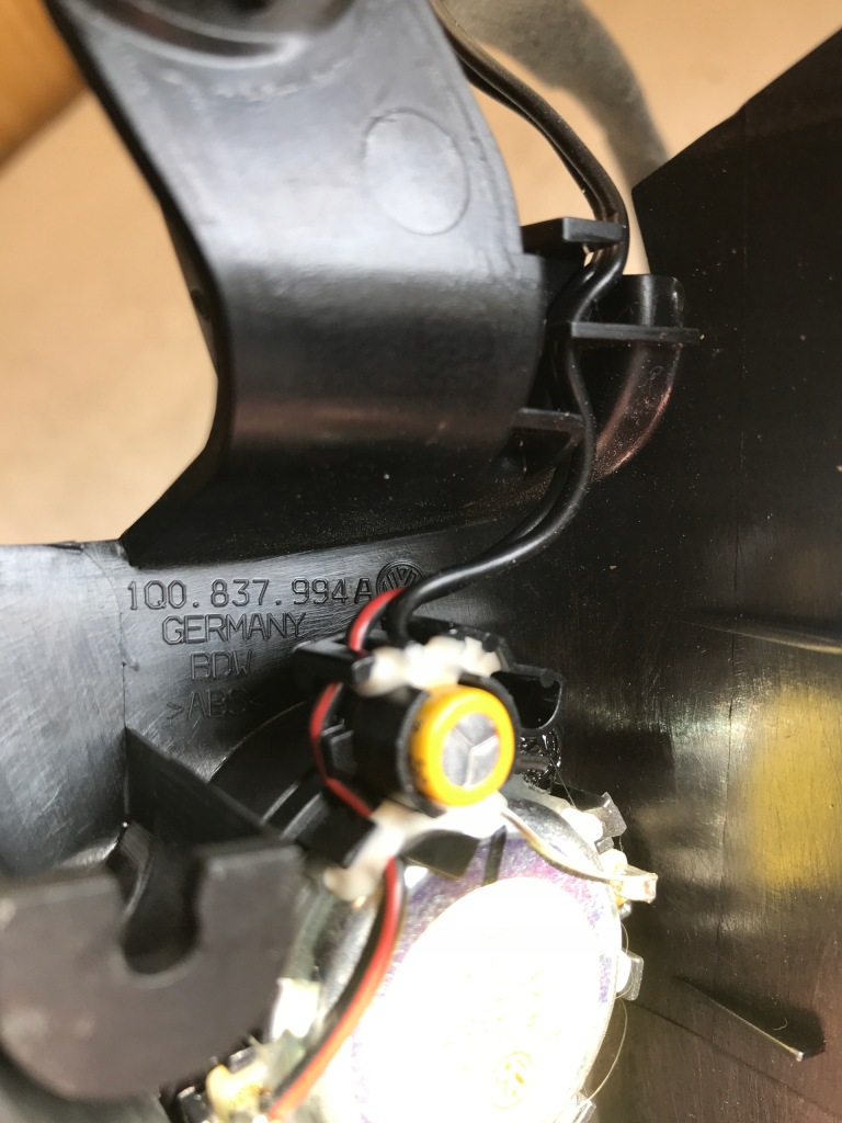 фото №4, Защита треугольник динамик правый перед vw eos lift