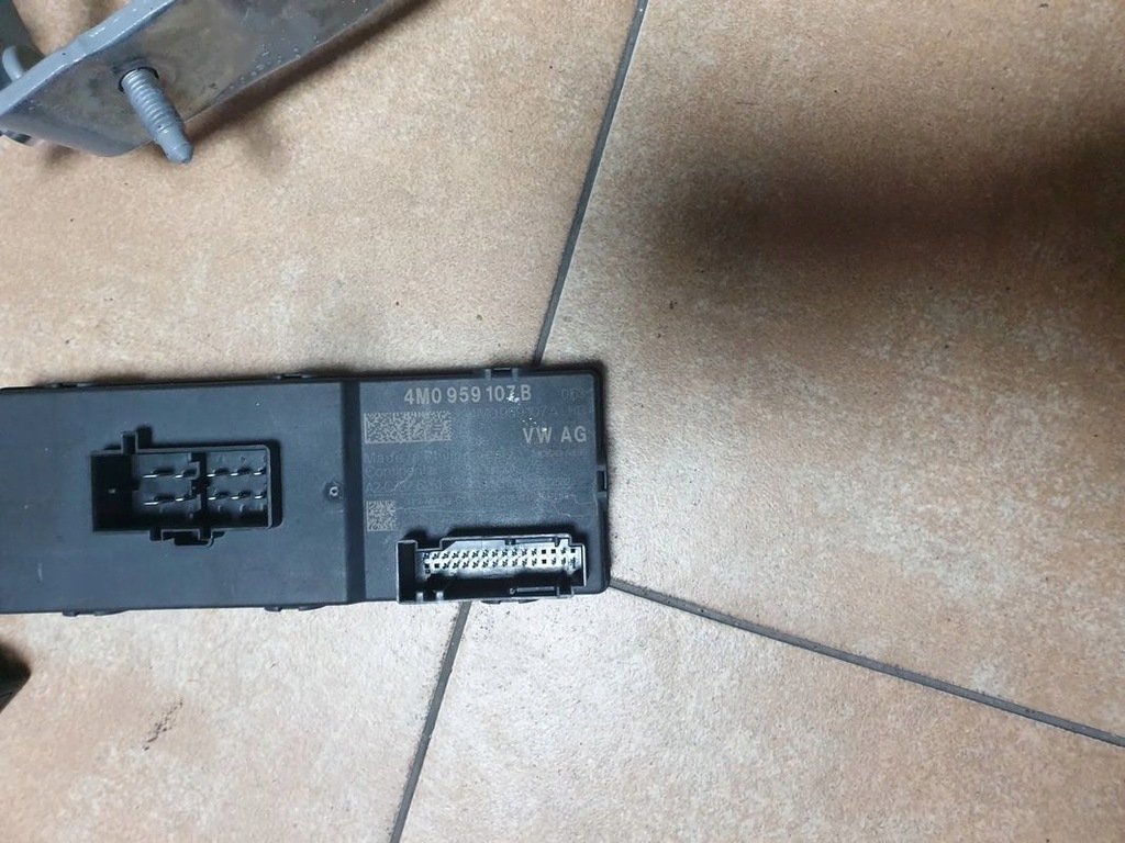 фото №5, Audi a4 b9 крышки доводчик 8w9827299b 4m0959107b