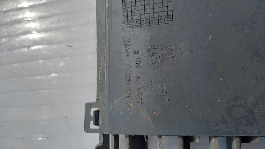 Решітка бампера середня peugeot 307 1.4b 04r 9634014477 Зі Шроту