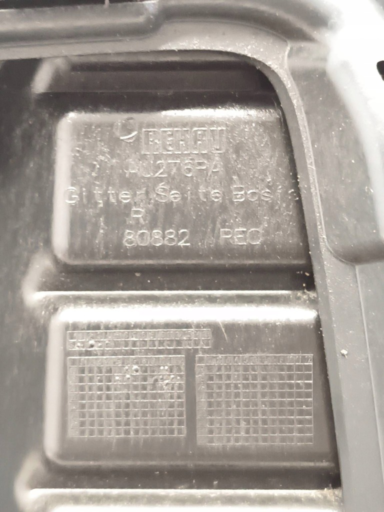 Audi q2 lift 81a решітка бампера перед передня права 81a807682r Зі Шроту