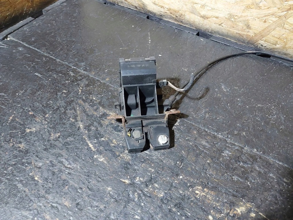 фото №9, Замок кришки задній / багажника mercedes-benz w203 sedan a2037500184