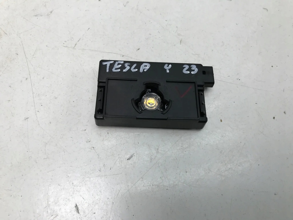 фото №1, Tesla model y 2023 лампа освітлення салону кабіни 1504703-00-d